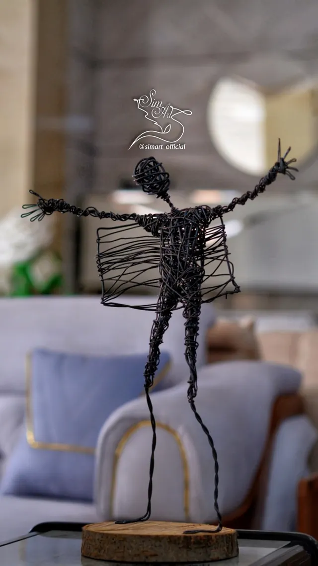 Man with open arms — wire sculpture by Pouya