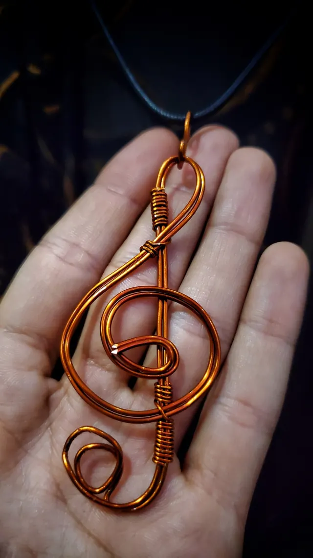 Treble clef pendant — wire sculpture by Pouya