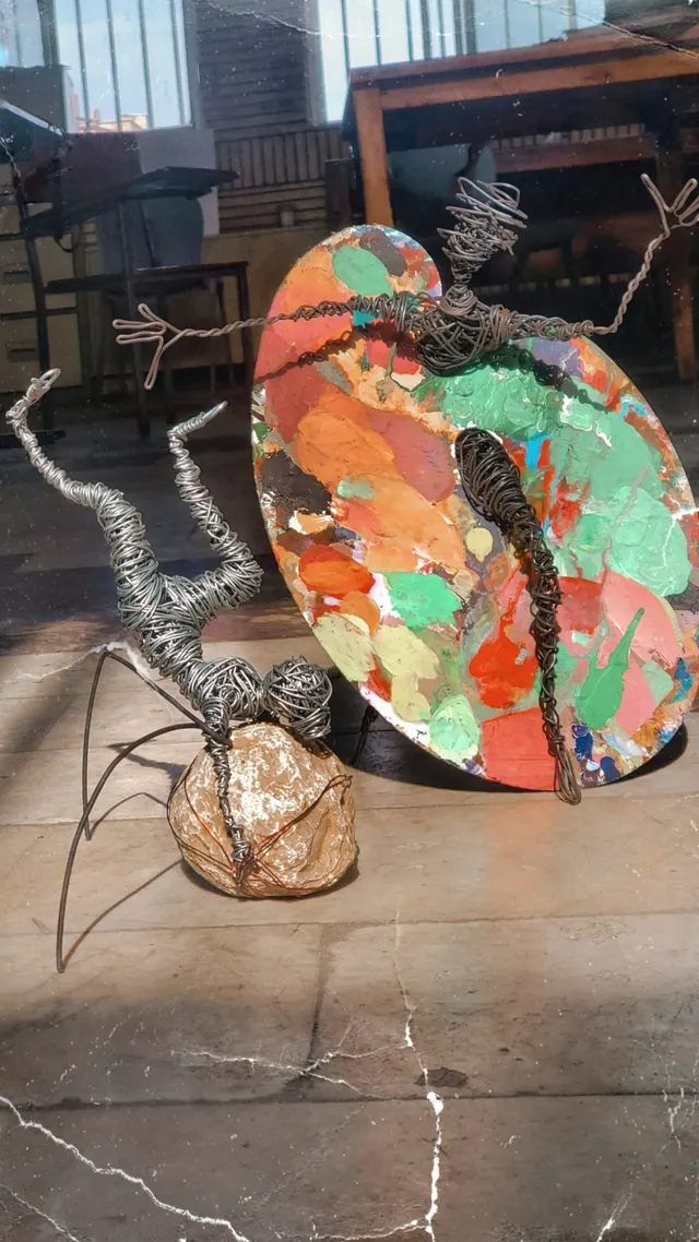 Figures on stone and palette — wire sculpture by Pouya