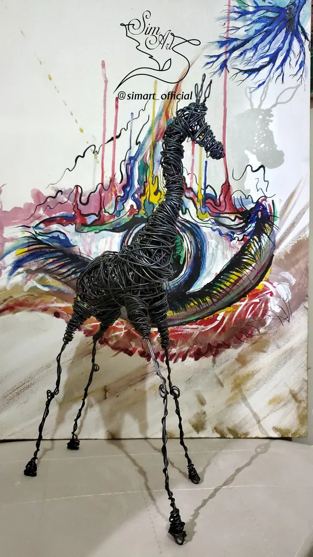 Long-legged giraffe — wire sculpture by Pouya